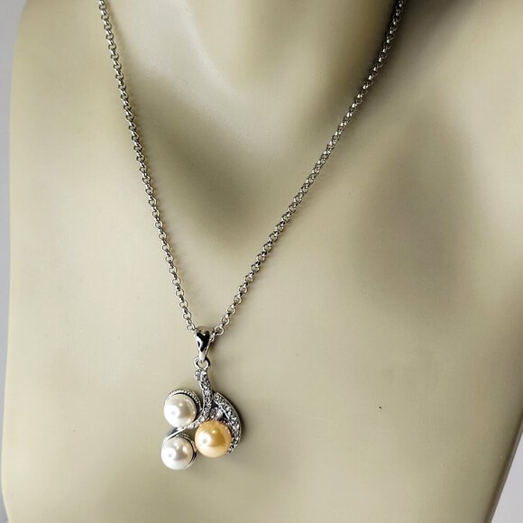 Three Pearl Pendant Necklace - Picture 1 of 10